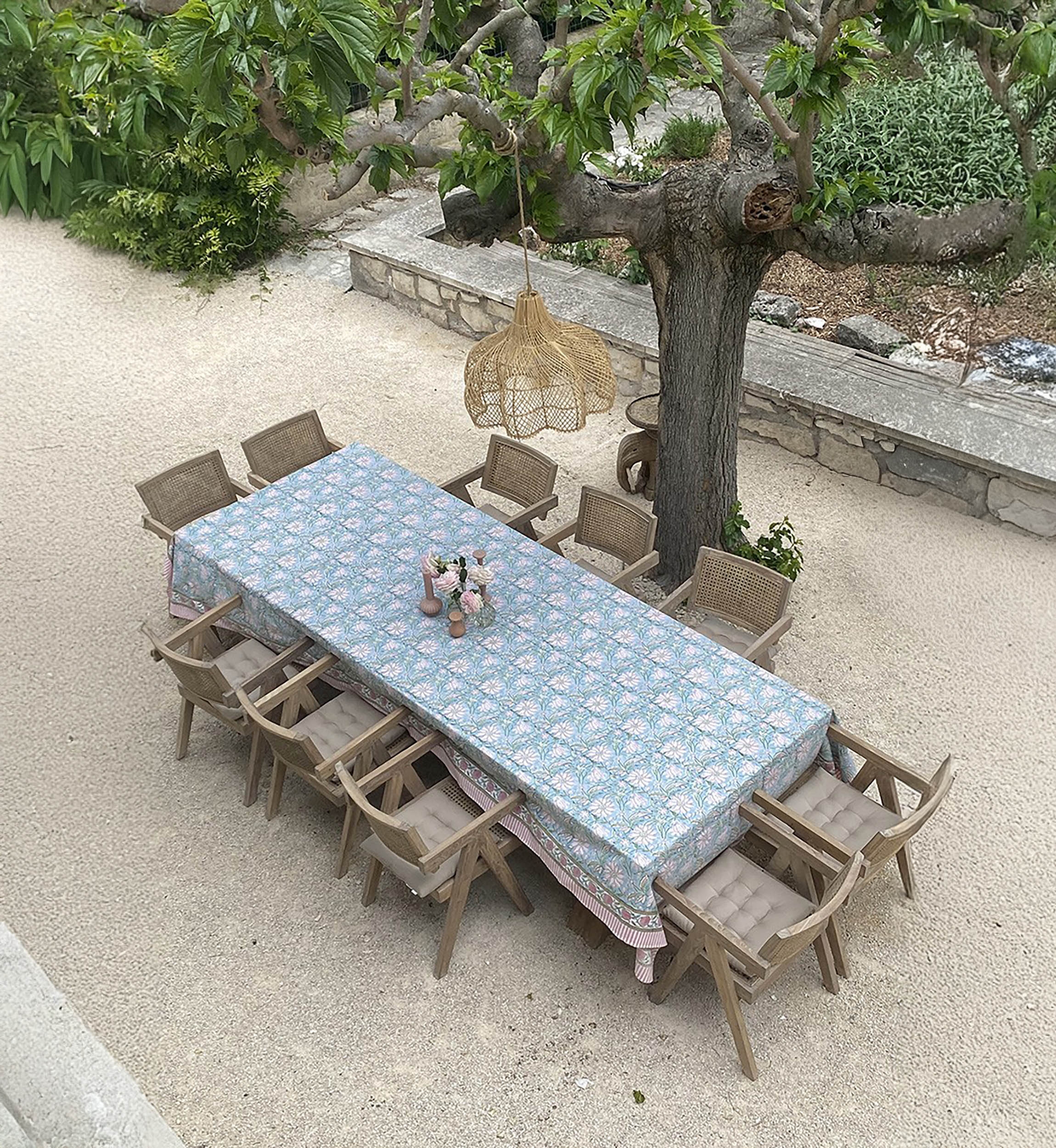 Toalha de mesa Calypso Blue – azul/rosa – 100% algodão – estilo boho chic – Jardim Botânico – Miss June Paris – 2