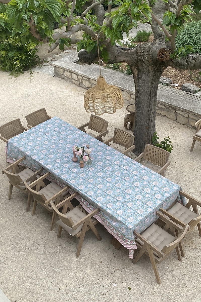 Toalha de mesa Calypso Blue – azul/rosa – 100% algodão – estilo boho chic – Jardim Botânico – Miss June Paris – 2