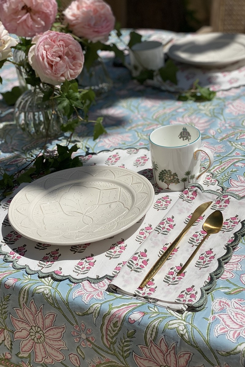 Toalha de mesa Calypso Blue – azul/rosa – 100% algodão – estilo boho chic – Jardim Botânico – Miss June Paris – 3