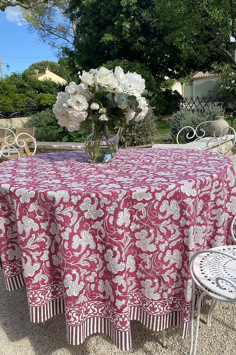 Toalha de mesa Pink Lady – bordô/branco – algodão – estampa floral – estilo boho chic – Jardim Botânico – Miss June Paris – 3