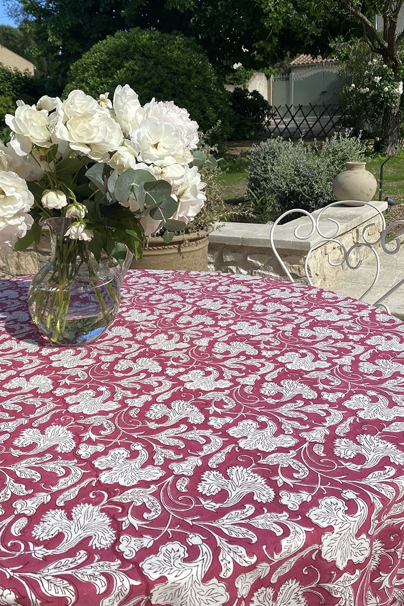 Toalha de mesa Pink Lady – bordô/branco – algodão – estampa floral – estilo boho chic – Jardim Botânico – Miss June Paris – 6