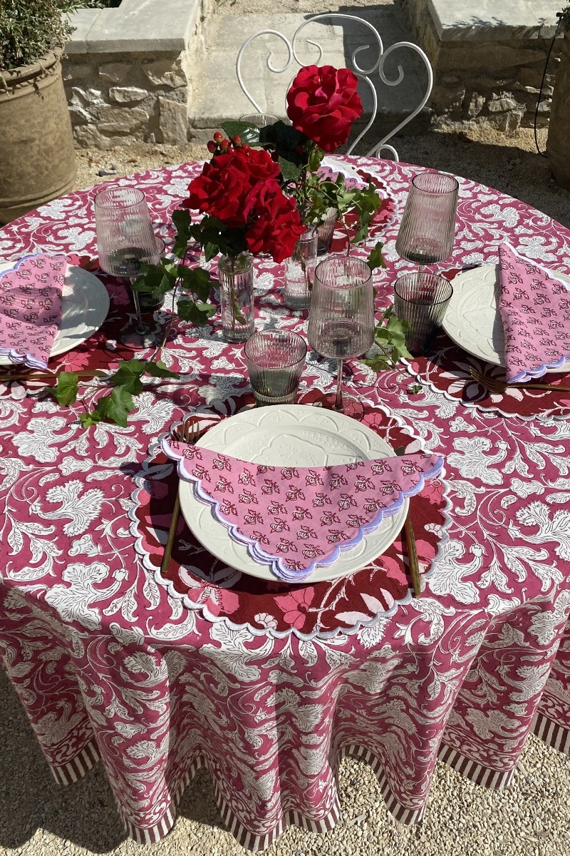 Toalha de mesa Pink Lady – bordô/branco – algodão – estampa floral – estilo boho chic – Jardim Botânico – Miss June Paris – 4