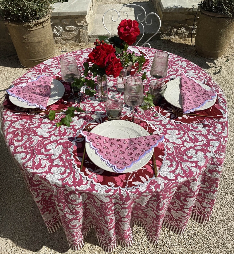Toalha de mesa Pink Lady – bordô/branco – algodão – estampa floral – estilo boho chic – Jardim Botânico – Miss June Paris – 4