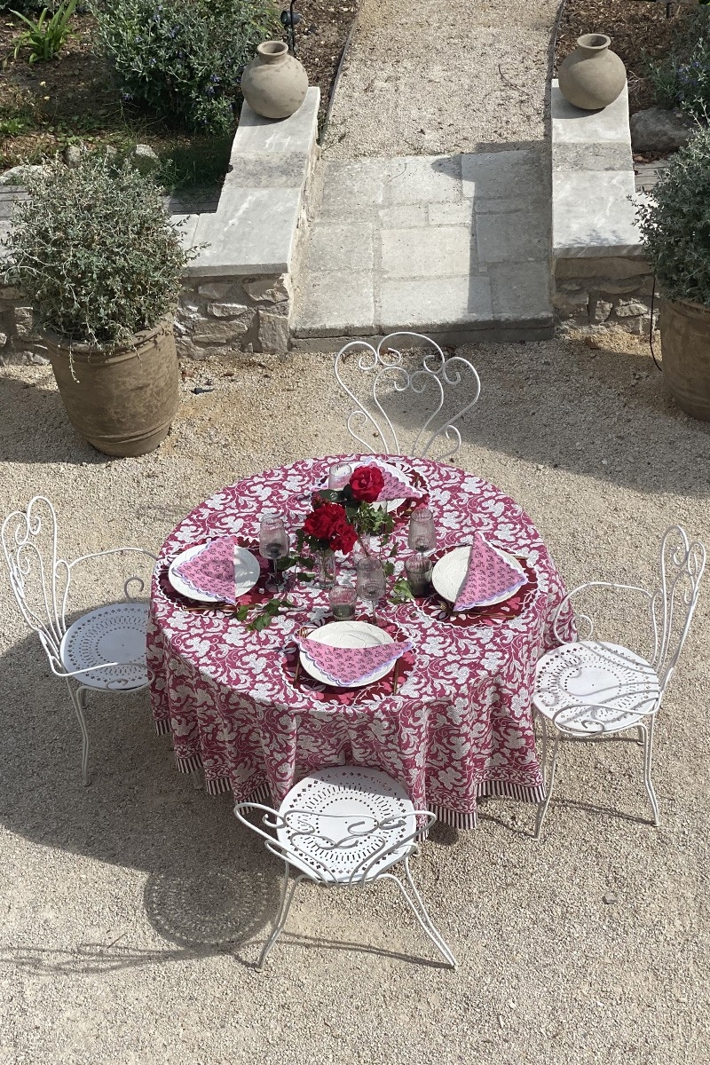 Toalha de mesa Pink Lady – bordô/branco – algodão – estampa floral – estilo boho chic – Jardim Botânico – Miss June Paris – 2