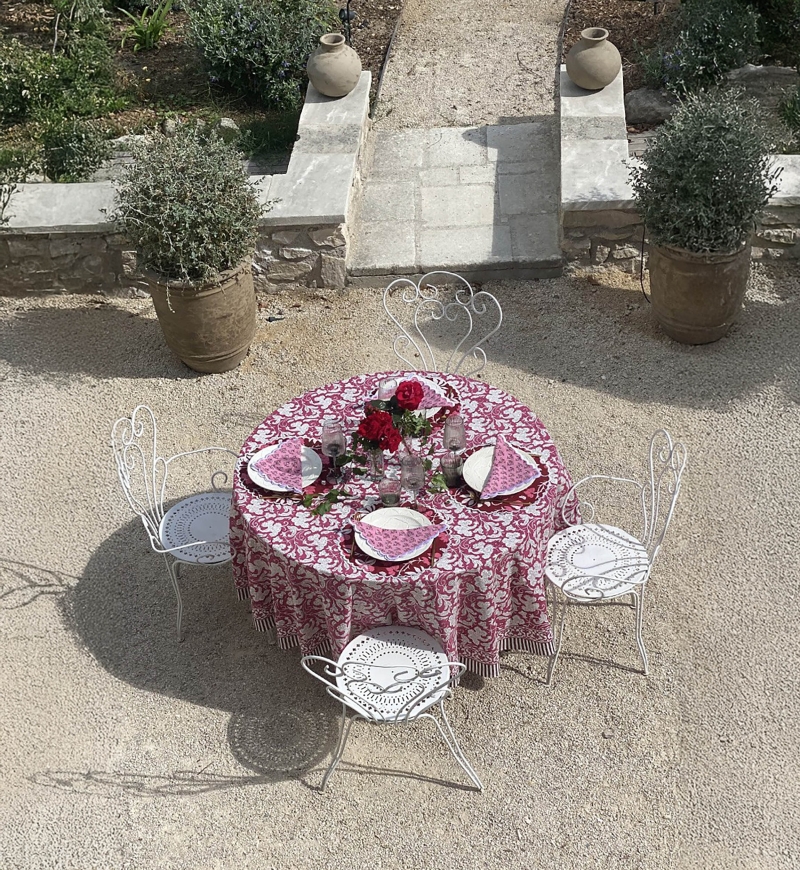 Toalha de mesa Pink Lady – bordô/branco – algodão – estampa floral – estilo boho chic – Jardim Botânico – Miss June Paris – 2