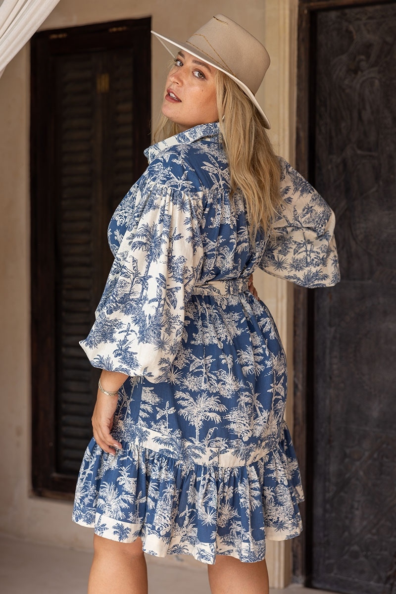 Vestido Curto Eleanor – cru/azul – estampa tropical – mangas compridas – cinto combinado – boêmio – XXL - Miss June Paris – 1