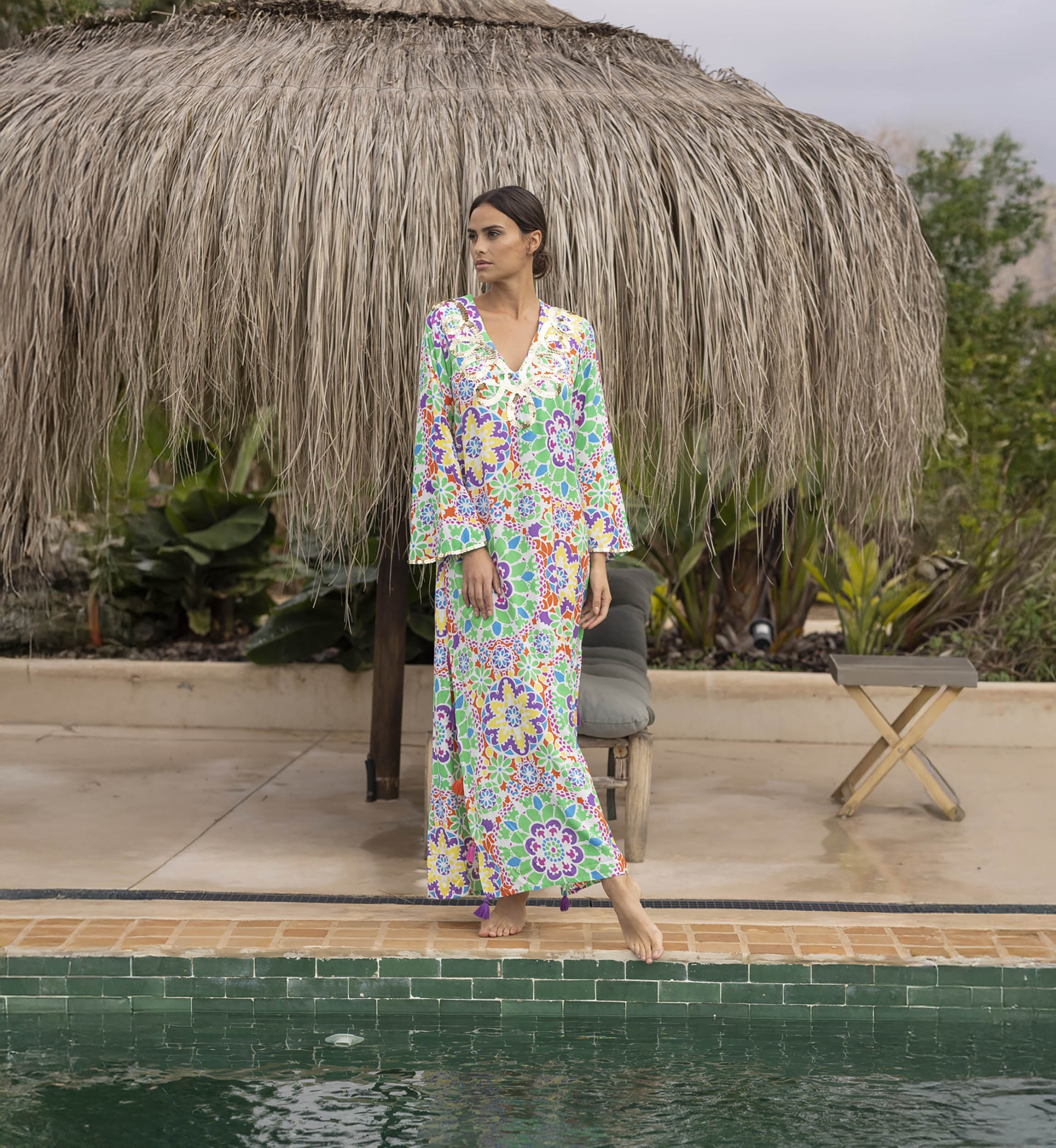 Vestido largo GUELIZ: color verde/naranja - pechera decorada - detalles florales - manga larga bohemia - Miss June Paris - 3