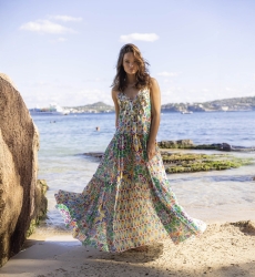 Robe longa INNIKA: cor laranja/verde - peitilho decorado - detalhes florais - alças finas - Miss June Paris - 3