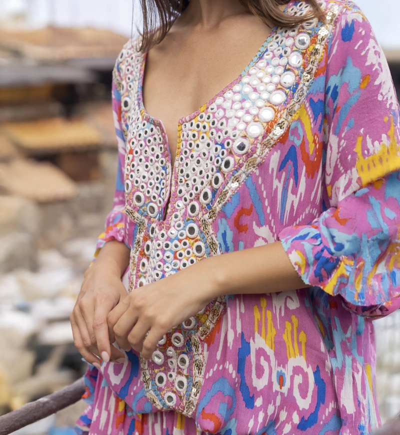 Mini robe FRESH: cor rosa/azul - peitilho decorado - bordados - manga longa boêmia - Miss June Paris - 3