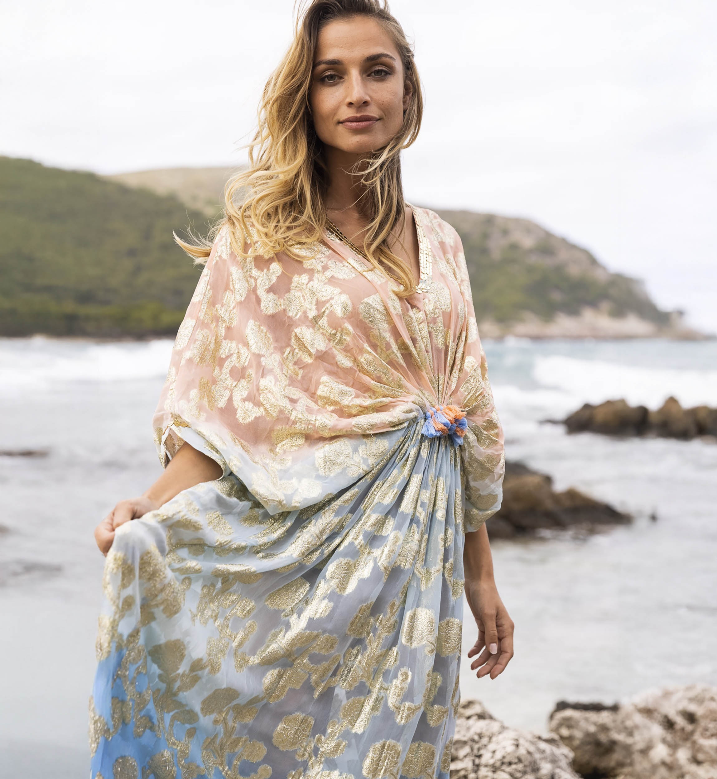 Kaftan Longo Pastel - Pêssego Degradê Azul - Detalhes Dourados - Mangas Longas - Miss June Paris - 3