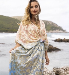 Kaftan Longo Pastel - Pêssego Degradê Azul - Detalhes Dourados - Mangas Longas - Miss June Paris - 3