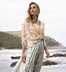 Kaftan Longo Pastel - Pêssego Degradê Azul - Detalhes Dourados - Mangas Longas - Miss June Paris - 4