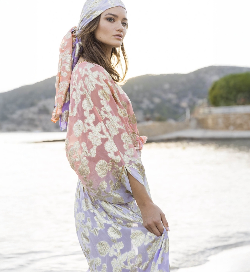 Kaftan Longo Pastel - Pêssego Degradê Lilás - Detalhes Dourados - Mangas Longas - Miss June Paris - 1