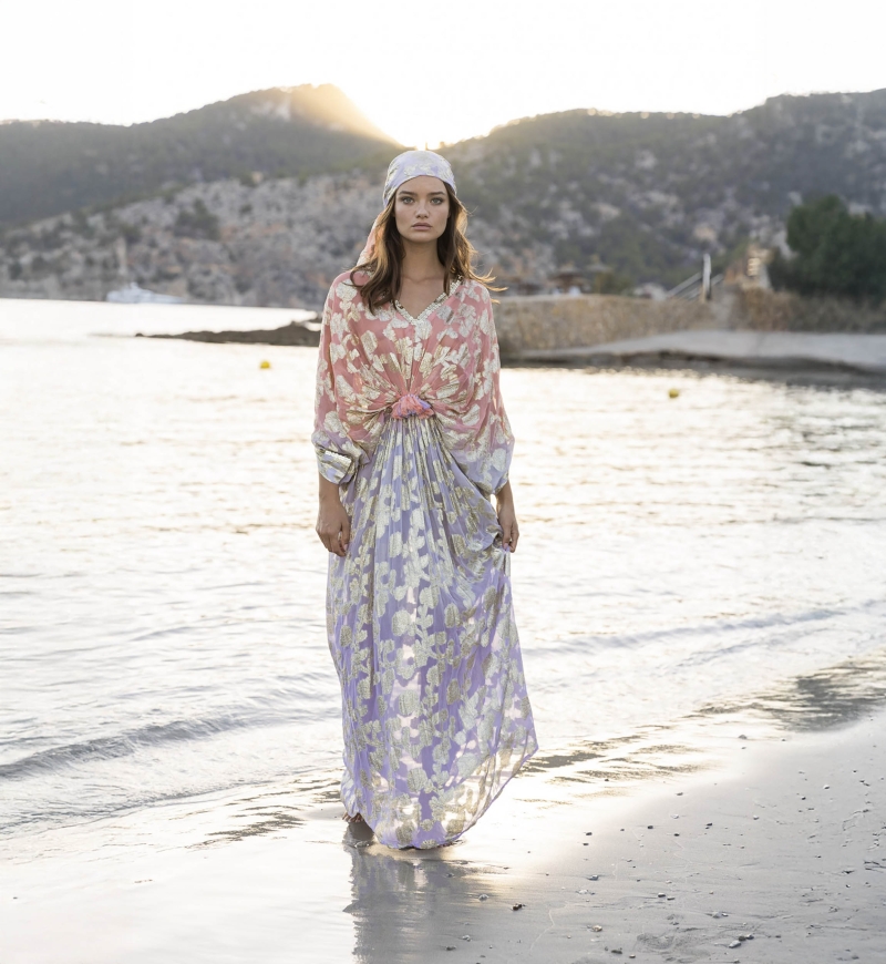 Kaftan Longo Pastel - Pêssego Degradê Lilás - Detalhes Dourados - Mangas Longas - Miss June Paris - 2