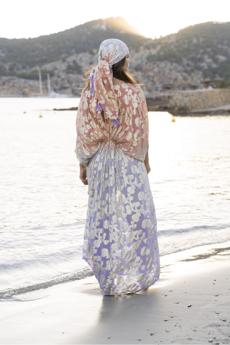 Kaftan Longo Pastel - Pêssego Degradê Lilás - Detalhes Dourados - Mangas Longas - Miss June Paris - 3