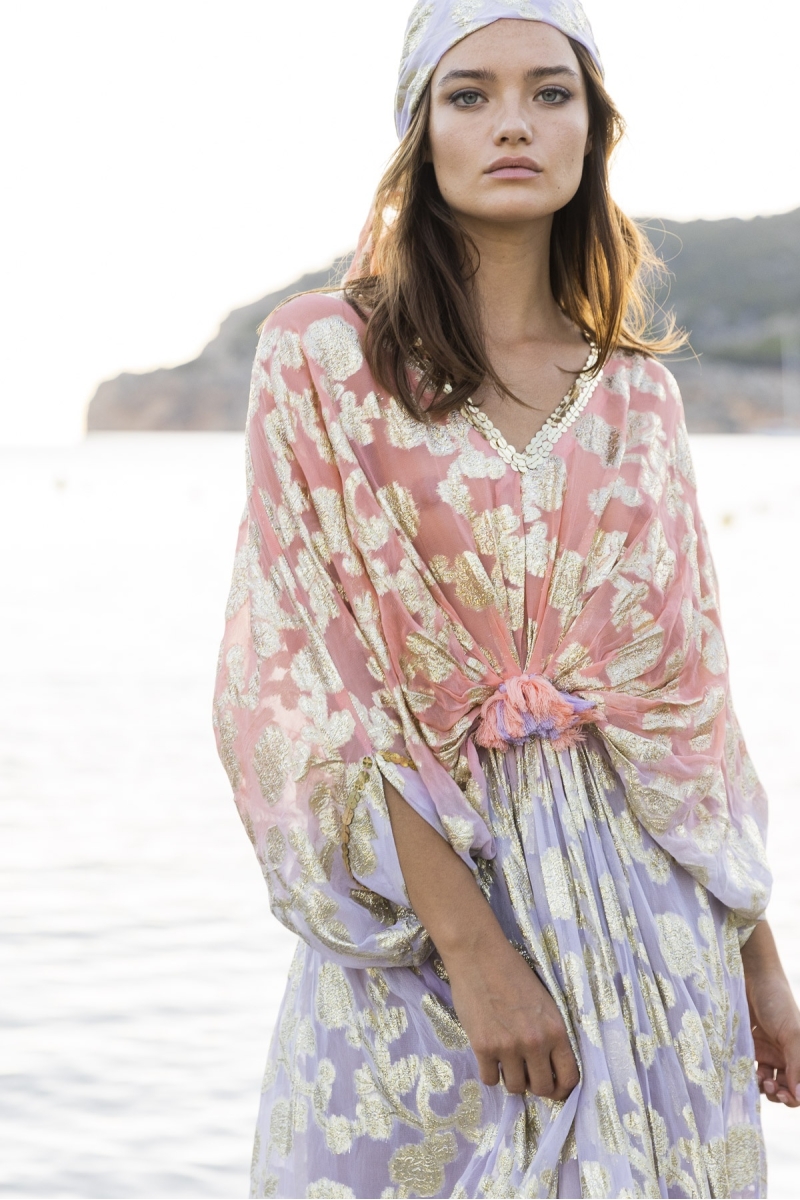 Kaftan Longo Pastel - Pêssego Degradê Lilás - Detalhes Dourados - Mangas Longas - Miss June Paris - 4