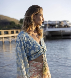 Top Sunday - azul / Mangas Degradê Pêssego - Mangas Longas - Estilo Boho - Decote V - Miss June Paris - 2