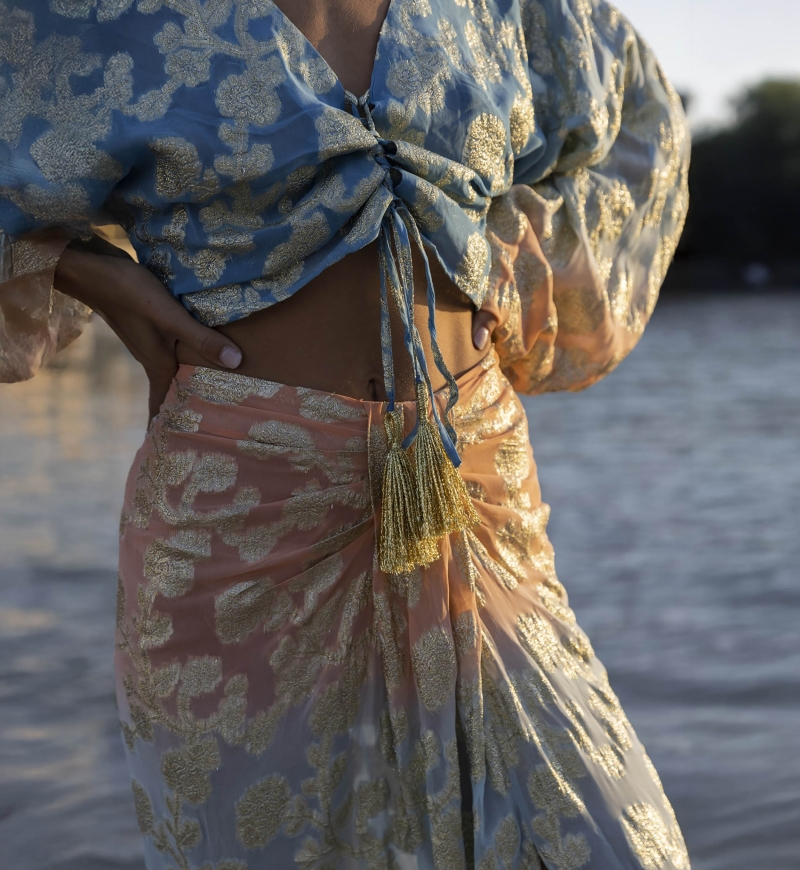 Top Sunday - azul / Mangas Degradê Pêssego - Mangas Longas - Estilo Boho - Decote V - Miss June Paris - 3