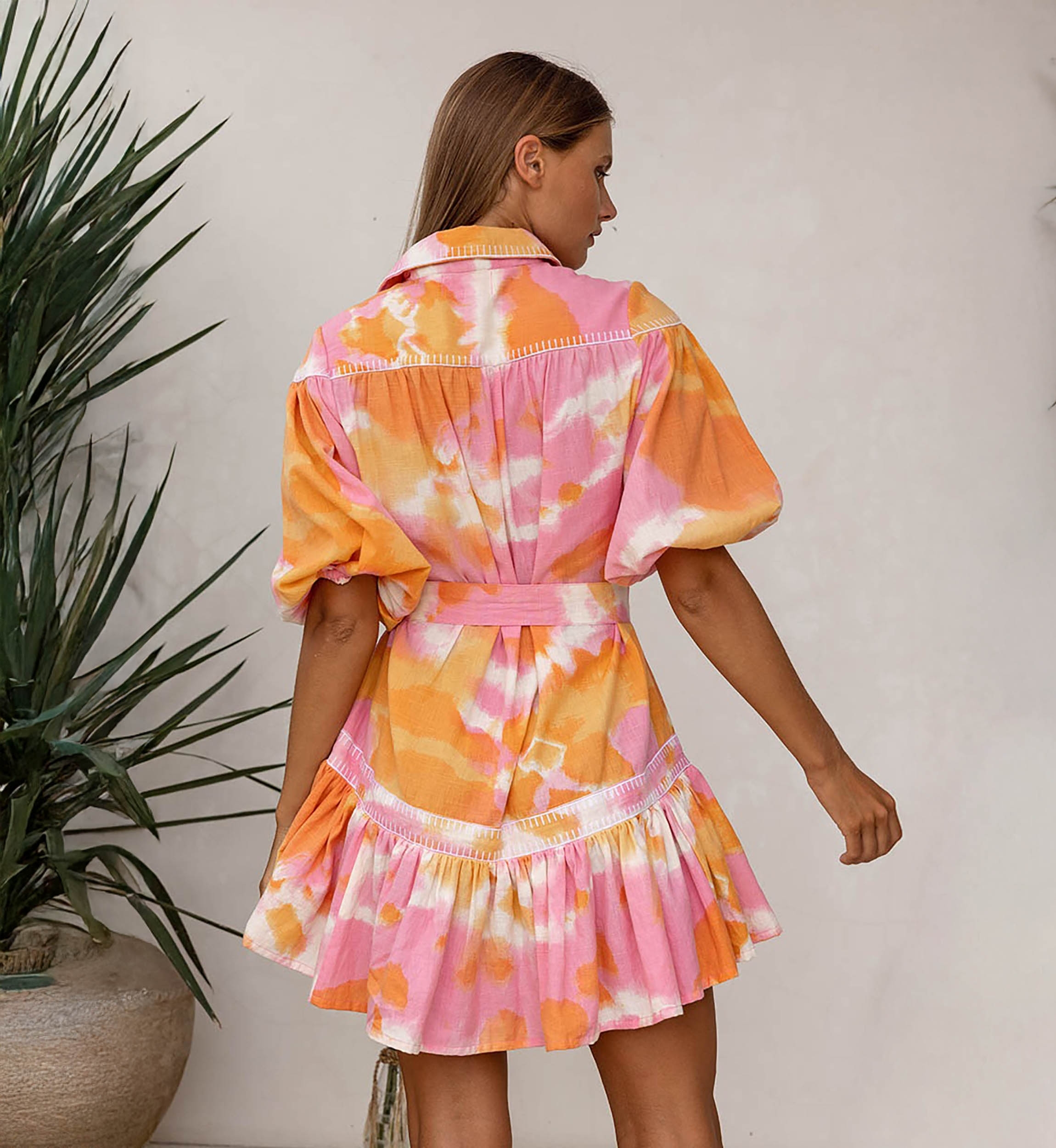 Vestido Curto Victoria – rosa/laranja – manga curta – padrão tie-dye – cinto a condizer – boêmio – Miss June Paris – 2