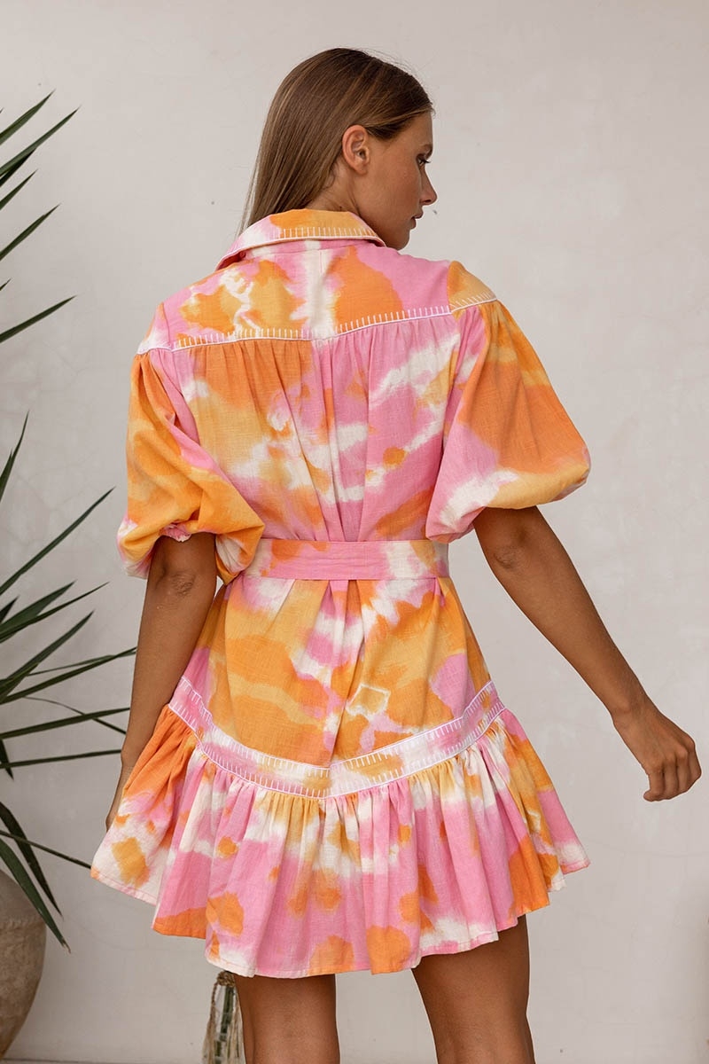 Vestido Curto Victoria – rosa/laranja – manga curta – padrão tie-dye – cinto a condizer – boêmio – Miss June Paris – 2