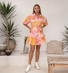 Vestido Curto Victoria – rosa/laranja – manga curta – padrão tie-dye – cinto a condizer – boêmio – Miss June Paris – 3