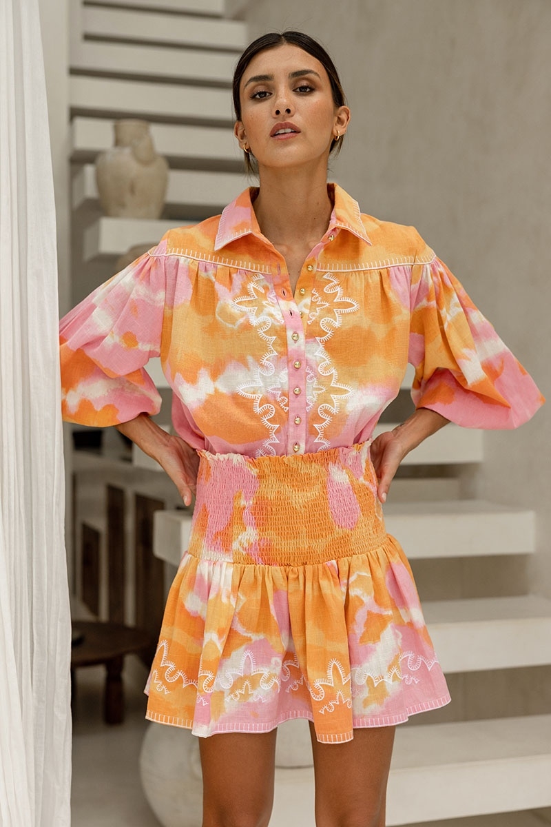 Saia Lelya – laranja/rosa – detalhes bordados – estilo franzido – padrão tie-dye – boêmio – Miss June Paris – 4