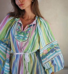 Vestido longo Veronica - estampa de listras - mangas longas bufantes - cinto combinando - Miss June Paris - 5