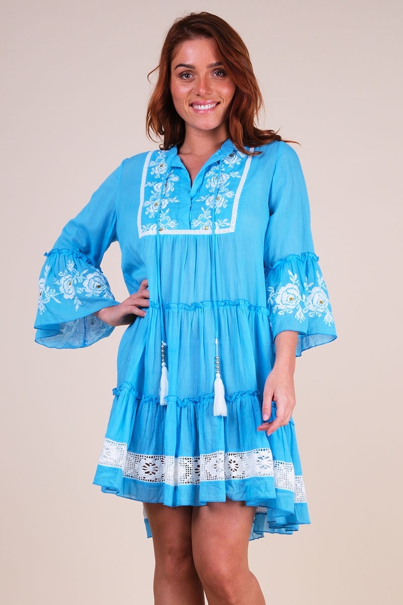 Vestido curto Cecilia - azul com bordado branco - renda delicada - textura refinada - Miss June Paris - 5