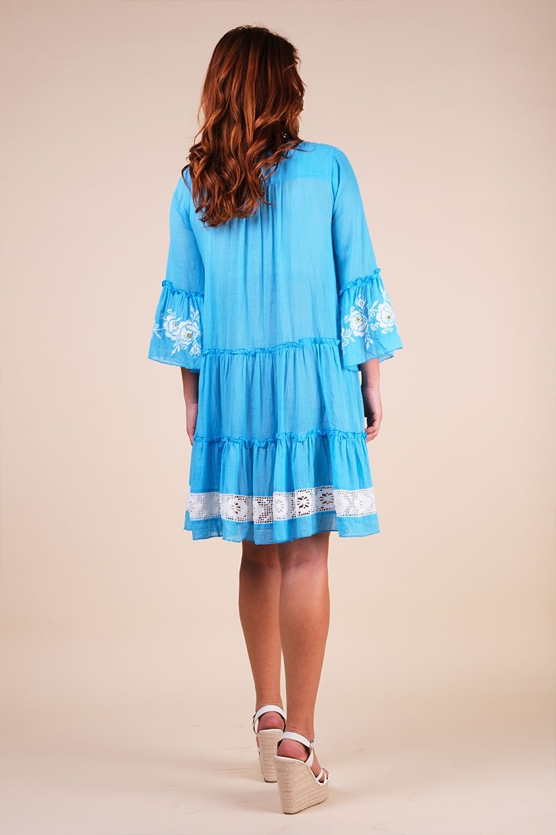 Vestido curto Cecilia - azul com bordado branco - renda delicada - textura refinada - Miss June Paris - 7