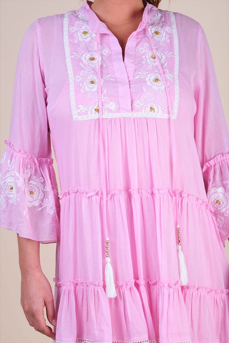 Vestido curto Cecilia - rosa com bordado branco - renda delicada - textura refinada - Miss June Paris - 6