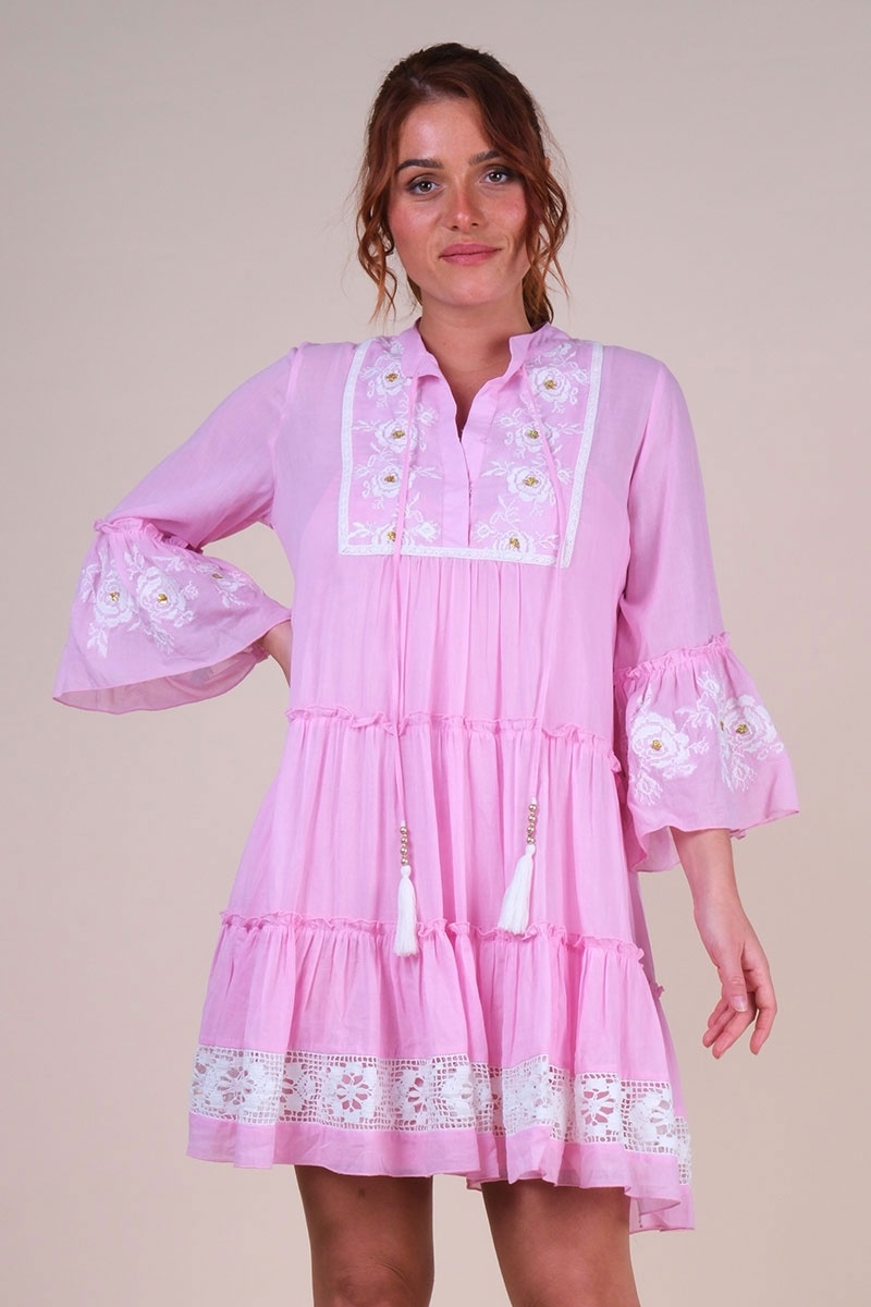 Vestido curto Cecilia - rosa com bordado branco - renda delicada - textura refinada - Miss June Paris - 5