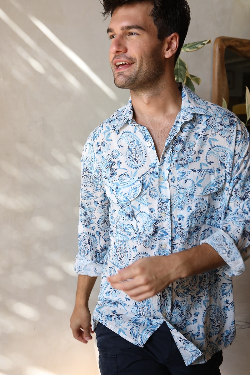 Camisa Filandia – blanca – estampado paisley / azul – mangas largas – bolsillos frontales – colección Shay – Miss June Paris – 7