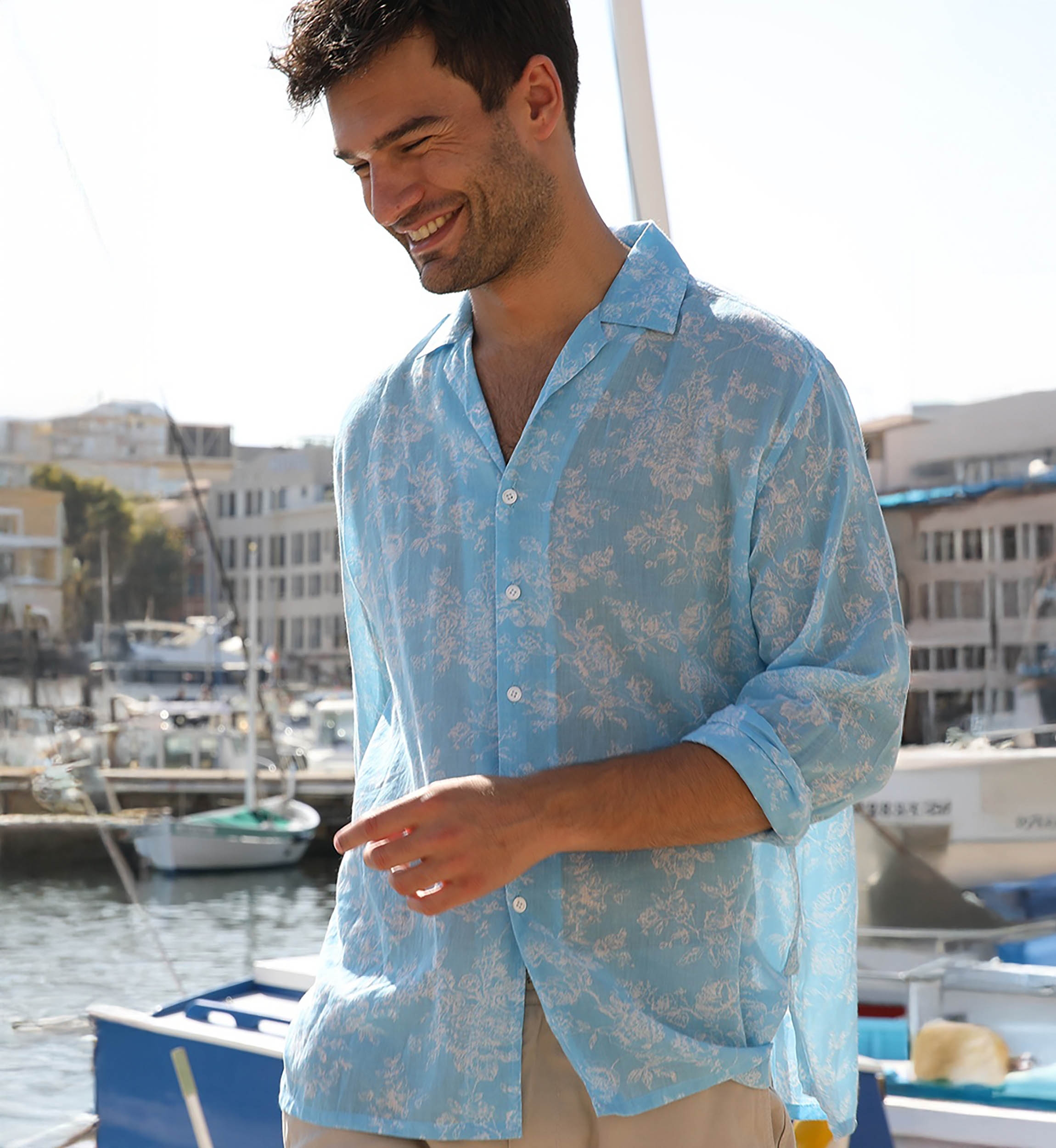 Camisa Salento – azul – estampa floral branca – mangas longas – tecido leve – coleção Shay – Miss June Paris – 2