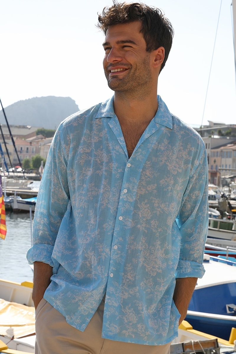 Camisa Salento – azul – estampa floral branca – mangas longas – tecido leve – coleção Shay – Miss June Paris – 1