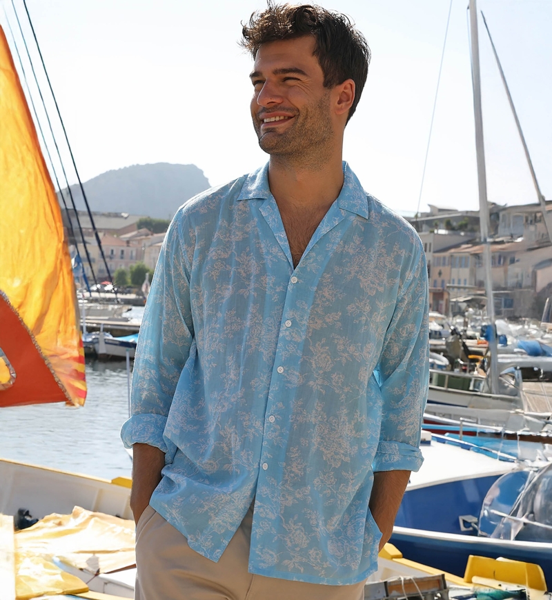 Camisa Salento – azul – estampa floral branca – mangas longas – tecido leve – coleção Shay – Miss June Paris – 1