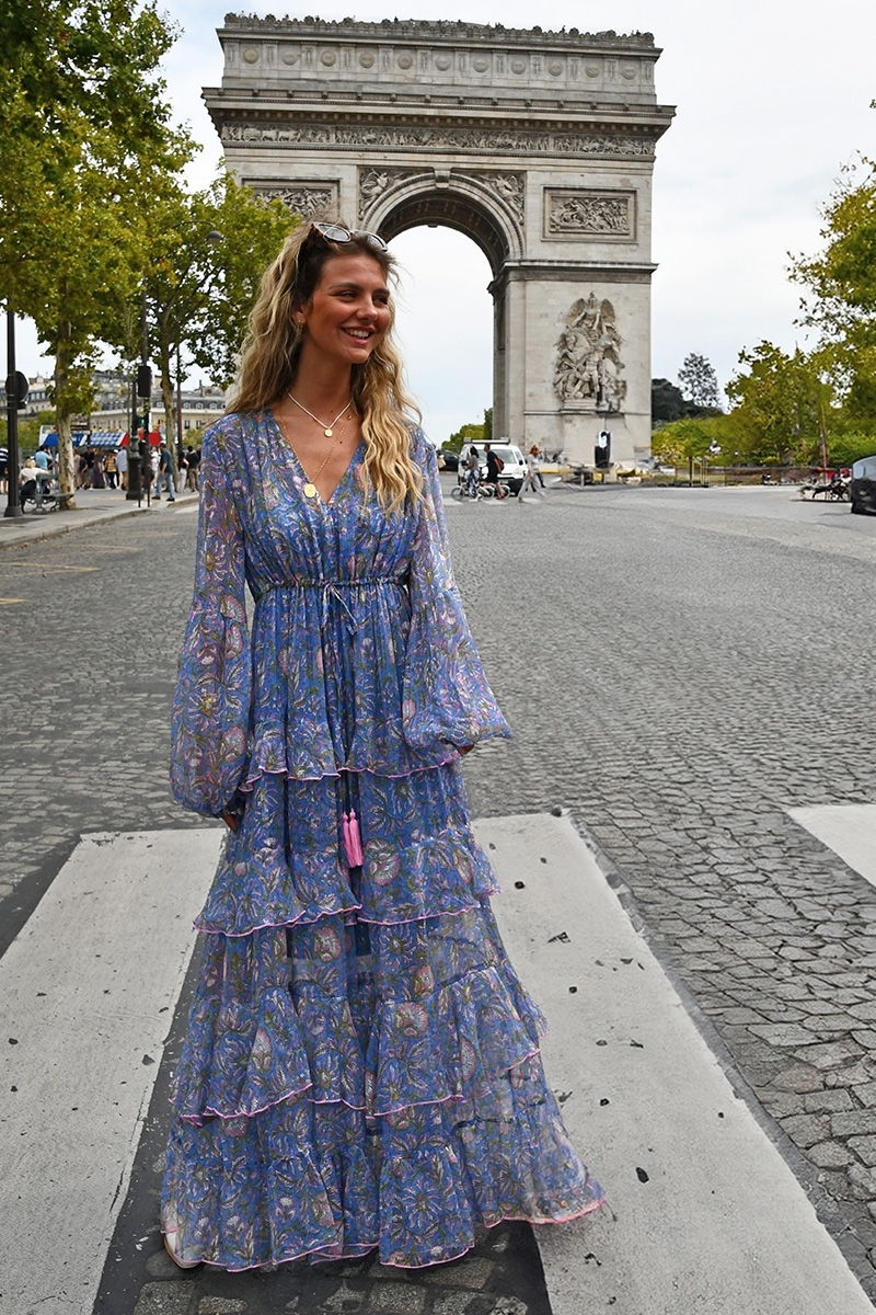 Vestido Longo Emilia: azul - babados delicados - corte fluido - lurex prateado - padrões sutis - Miss June Paris - 4