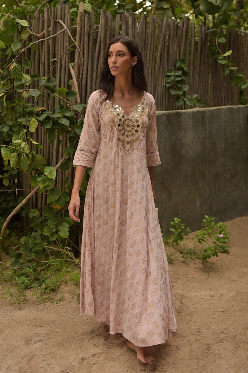 Vestido Longo Andrea: rosa - peitoral decorado - detalhes dourados - mangas três quartos - Miss June Paris - 1