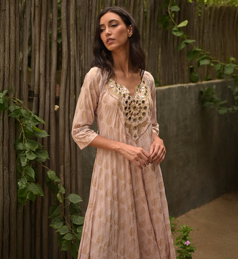 Vestido Longo Andrea: rosa - peitoral decorado - detalhes dourados - mangas três quartos - Miss June Paris - 2