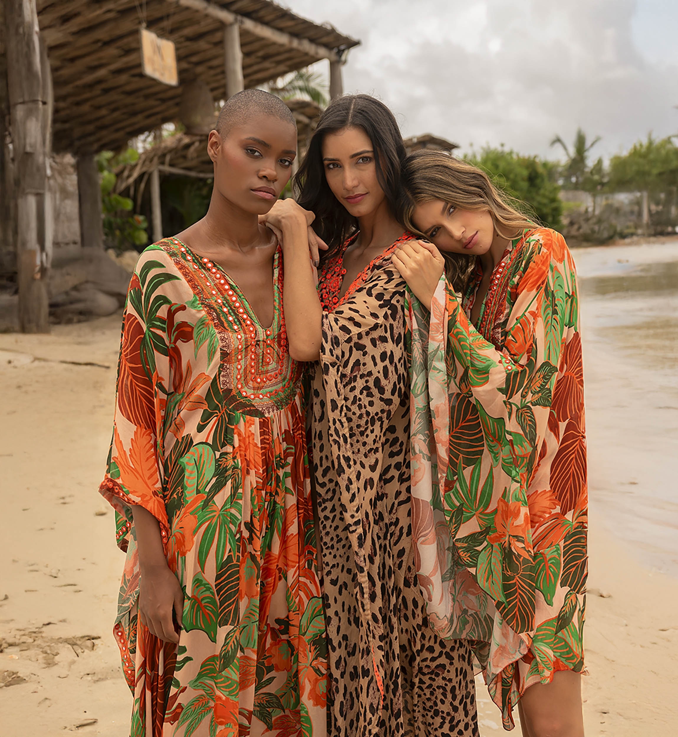 Caftan Curto Aleida: laranja/multicolorido - estampa tropical - peitoral luminoso - Miss June Paris - 2