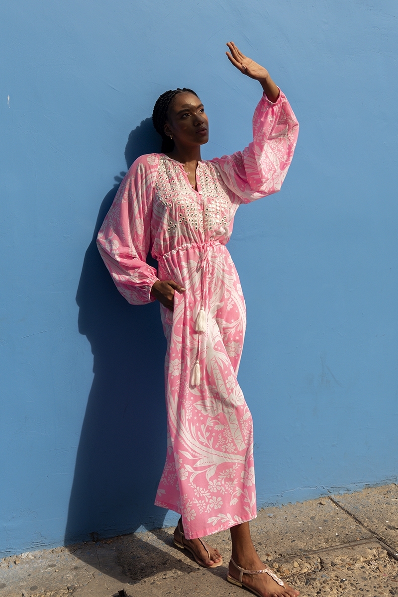 Vestido longo Ursula - rosa neon - babador cintilante - estampa branca delicada - Miss June Paris - 3