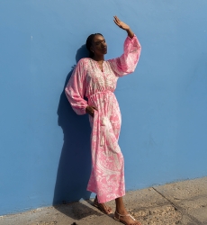 Vestido longo Ursula - rosa neon - babador cintilante - estampa branca delicada - Miss June Paris - 3