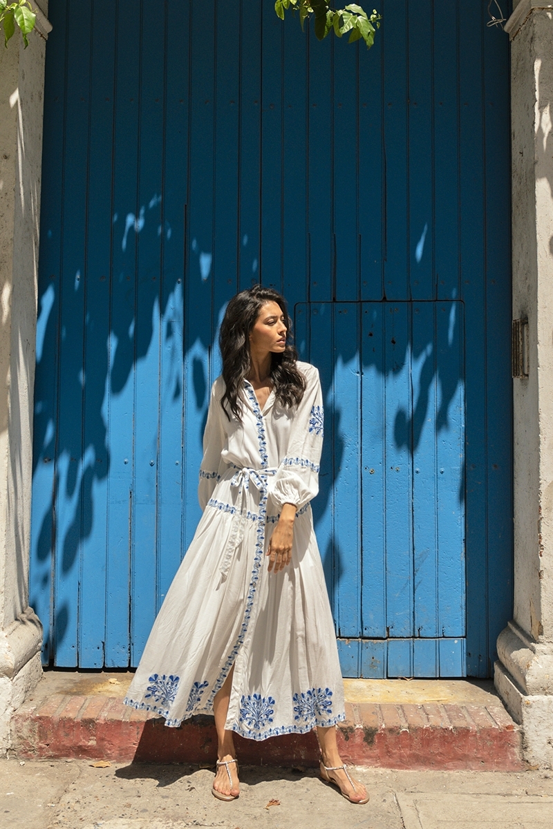 Vestido longo Katerina - branco - com bordado azul - cinto bordado - botões prateados - Miss June Paris - 3