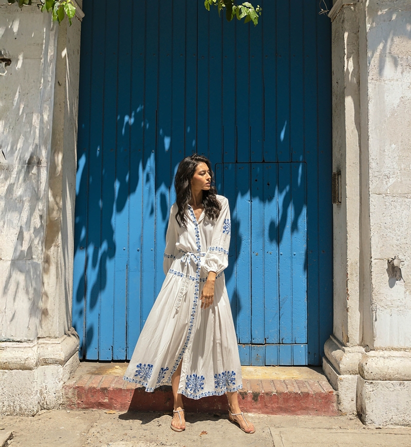 Vestido longo Katerina - branco - com bordado azul - cinto bordado - botões prateados - Miss June Paris - 3