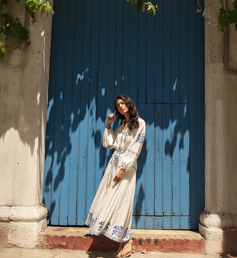 Vestido longo Katerina - branco - com bordado azul - cinto bordado - botões prateados - Miss June Paris - 4