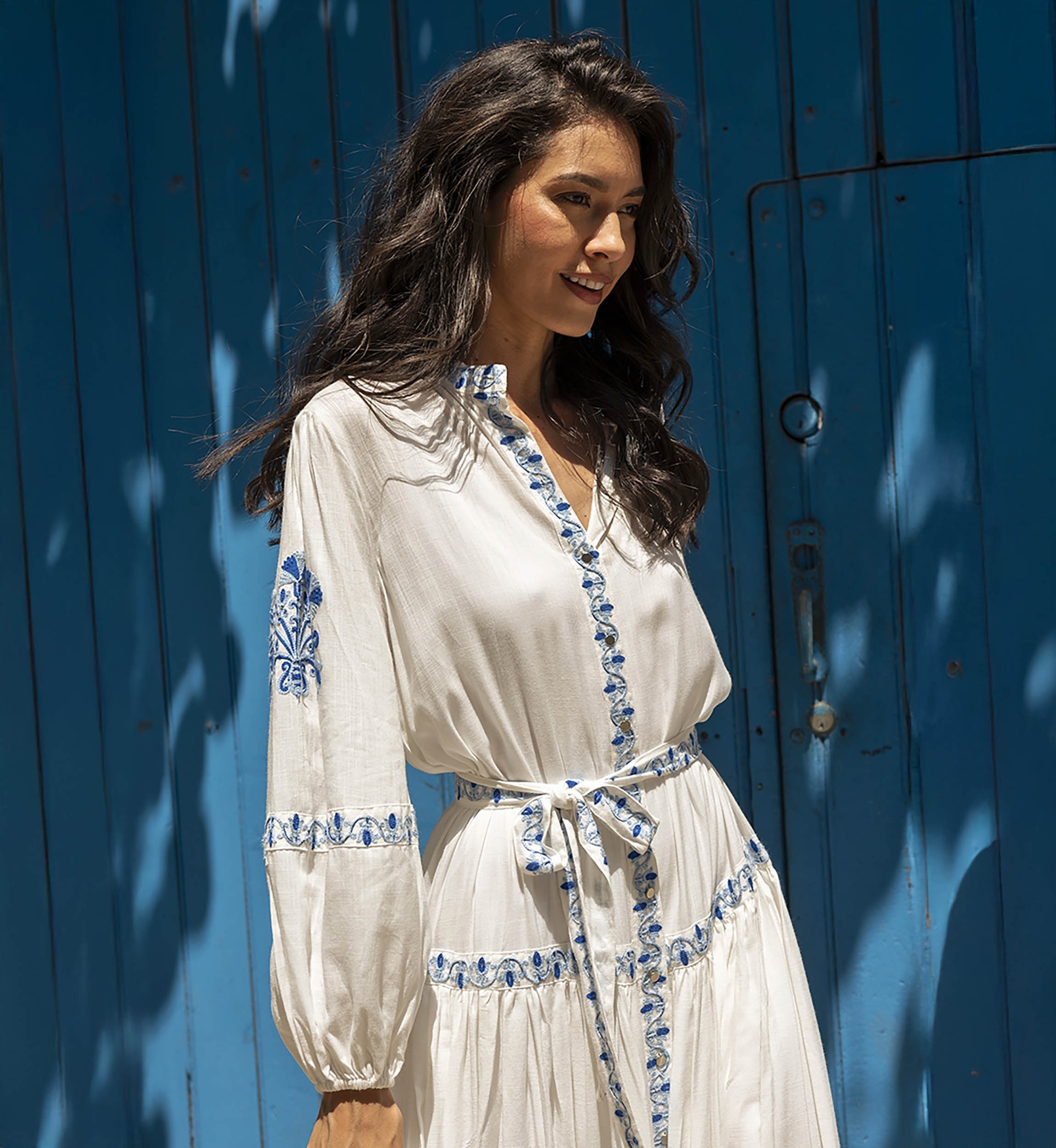 Vestido longo Katerina - branco - com bordado azul - cinto bordado - botões prateados - Miss June Paris - 1