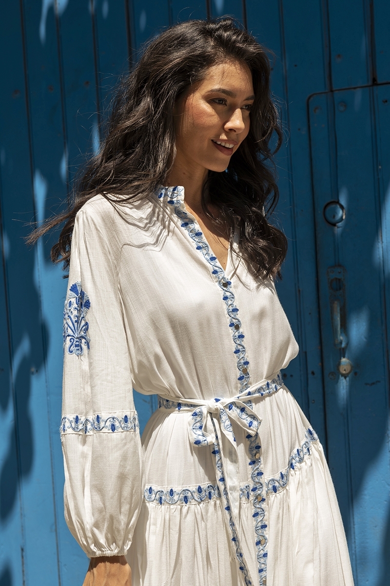 Vestido longo Katerina - branco - com bordado azul - cinto bordado - botões prateados - Miss June Paris - 1