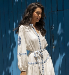 Vestido longo Katerina - branco - com bordado azul - cinto bordado - botões prateados - Miss June Paris - 1