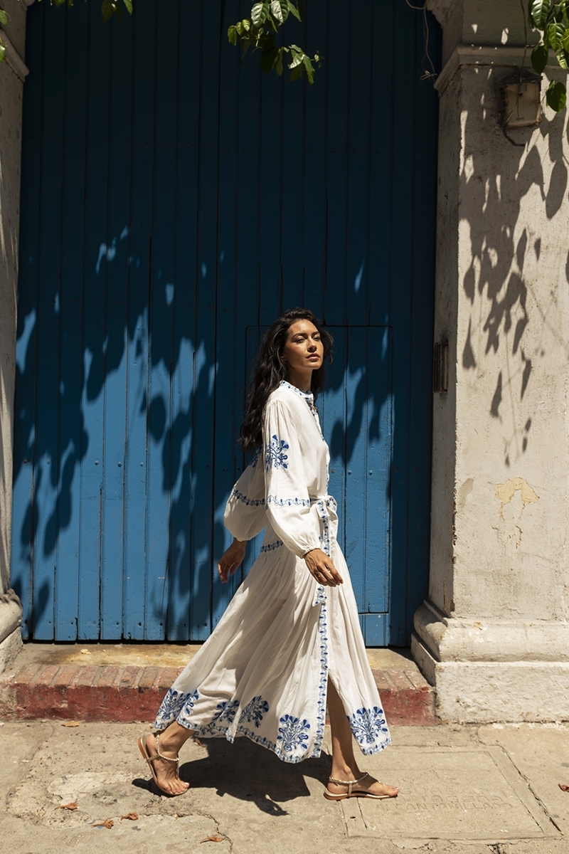 Vestido longo Katerina - branco - com bordado azul - cinto bordado - botões prateados - Miss June Paris - 2