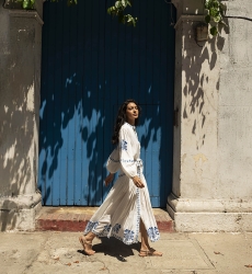 Vestido longo Katerina - branco - com bordado azul - cinto bordado - botões prateados - Miss June Paris - 2