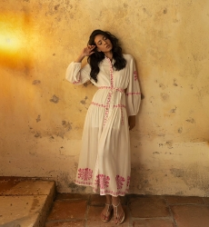 Vestido longo Katerina - branco - adornado com bordado rosa - cinto bordado - botões prateados - Miss June Paris - 1